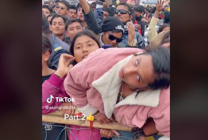 Una chica tiene una conducta extraña en un concierto y se hace viral