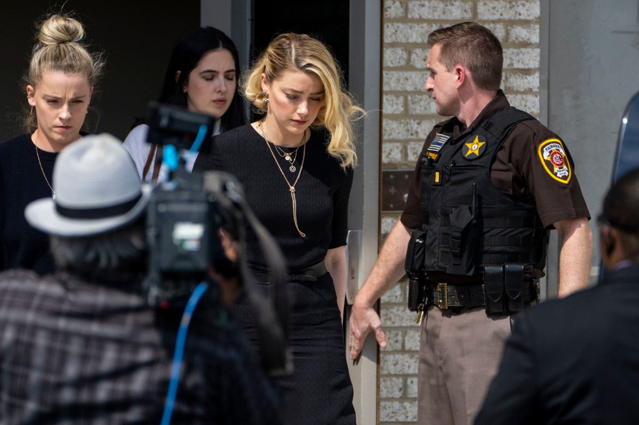 Amber Heard vendería un regalo de Elon Musk para pagar a Johnny Depp