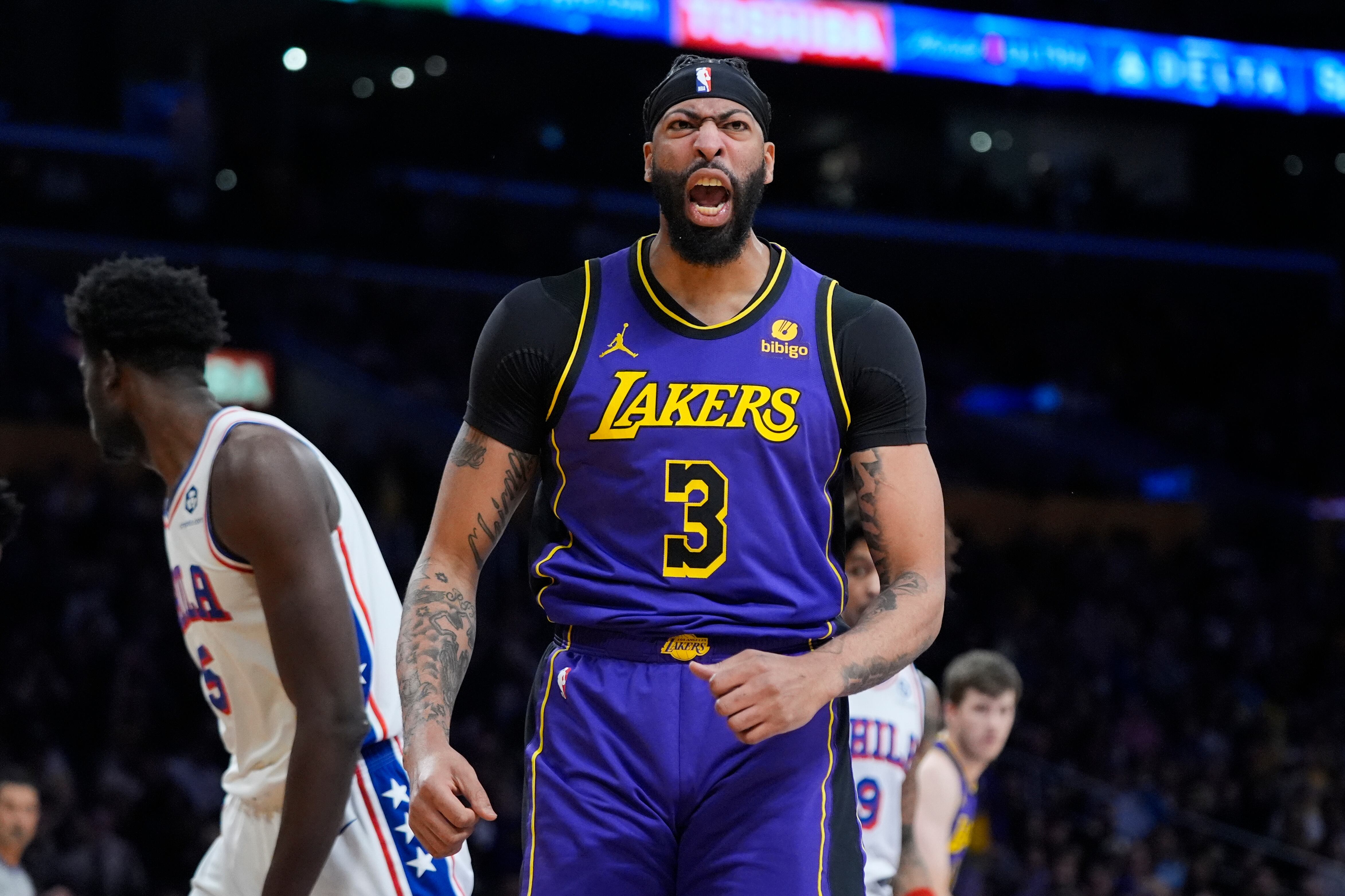 Davis y James comandan carga en el cuarto periodo y ayudan a Lakers a vencer 101-94 a 76ers