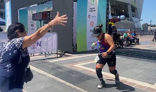 [VIDEO] “Sí se pudo”: llegó última en la maratón y su mamá la esperó en la meta con los brazos abiertos