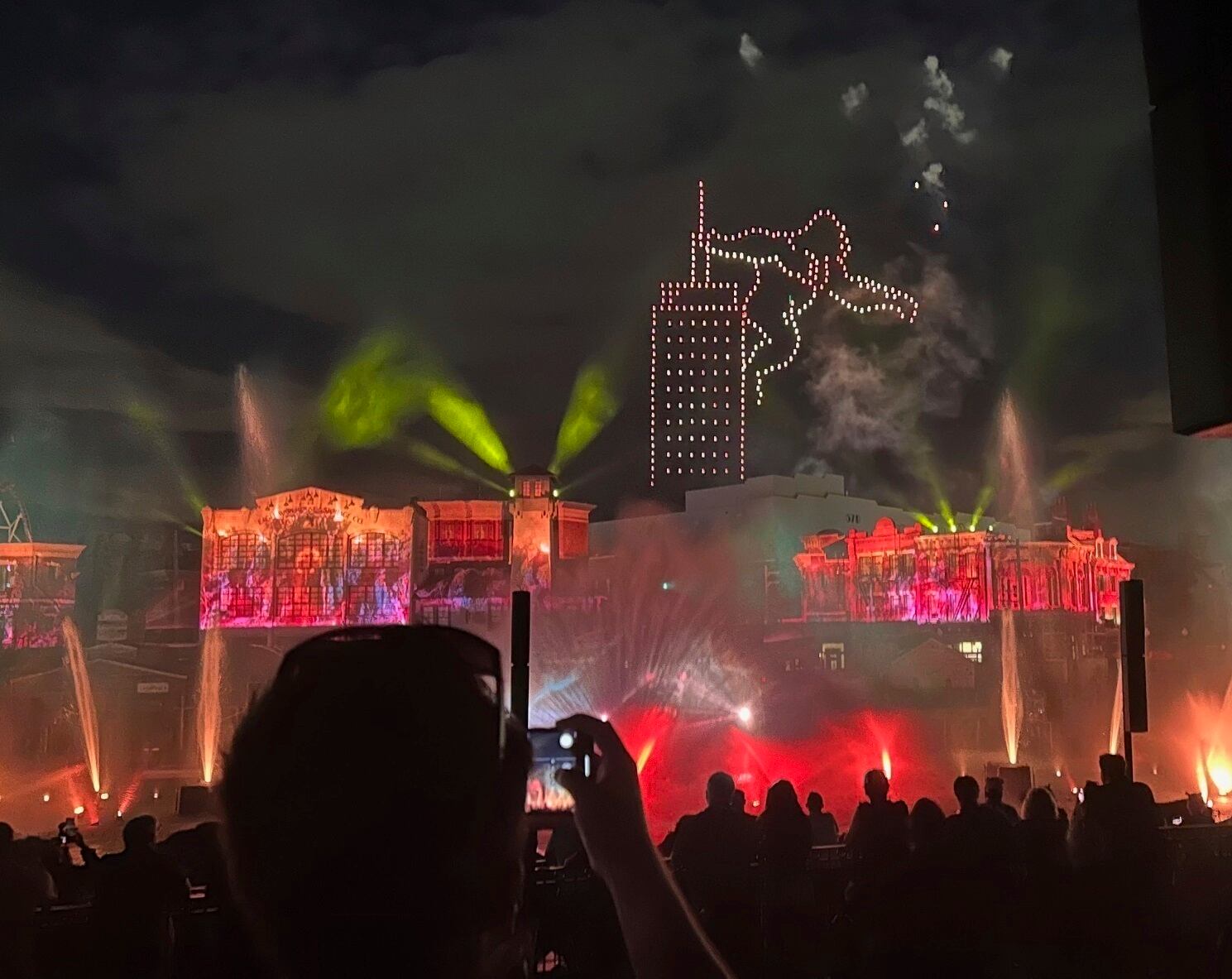 Dos destinos turísticos de Florida suspenden espectáculos con drones tras accidente que hirió a niño