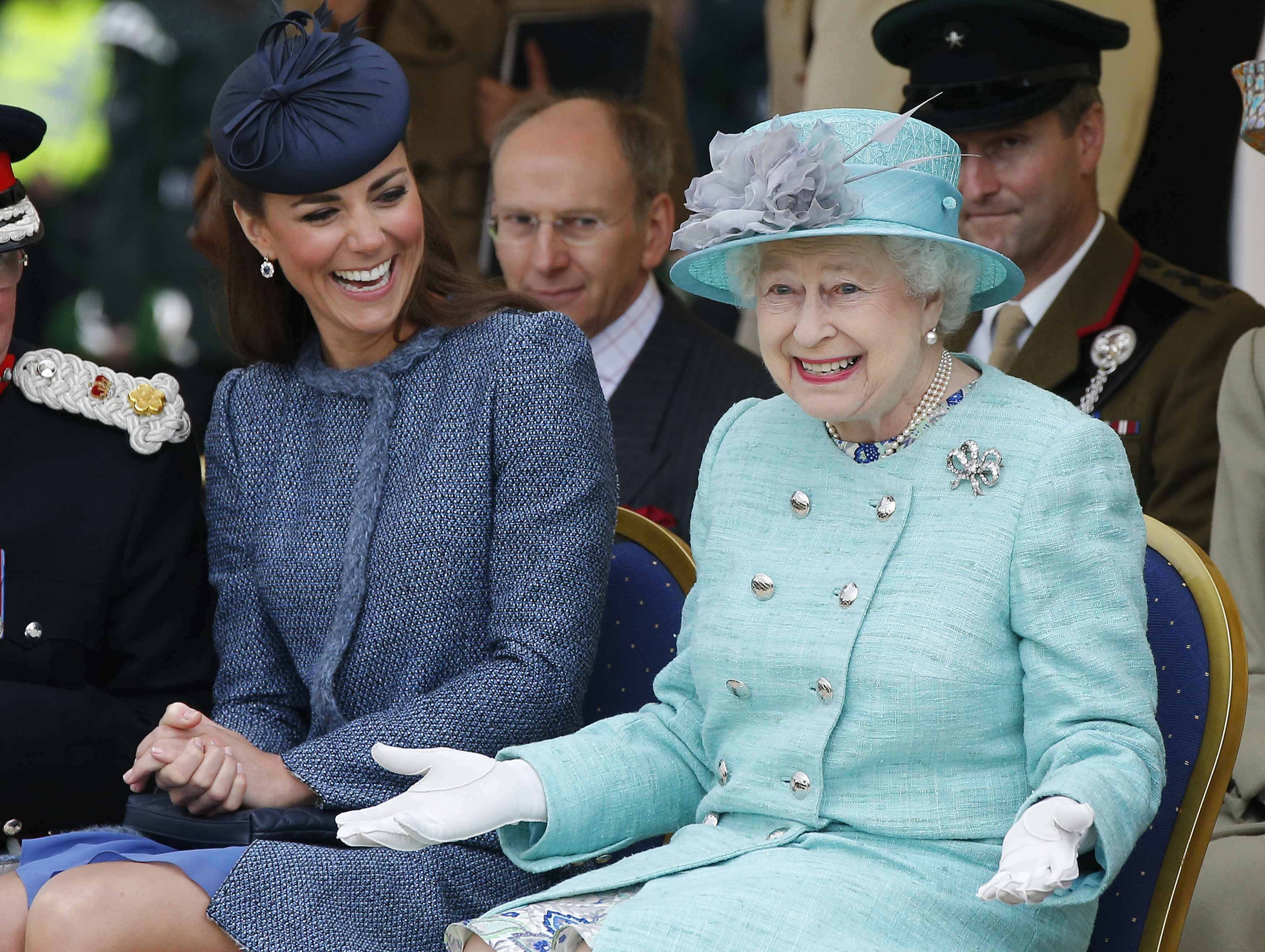 La reina Isabel II le habría dejado sus joyas a Kate y su nieta Charlotte dejando fuera a Meghan Markle