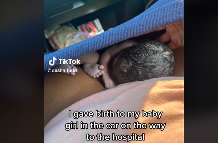 Mujer tiene a su bebé en el carro