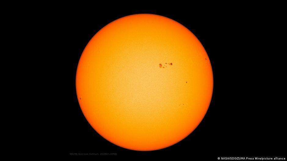 AR3038, la gigantesca mancha solar que apunta hacia la Tierra: tiene tres veces el tamaño de nuestro planeta