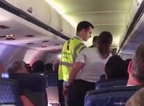 Mujer pierde el control cuando su novio termina con ella